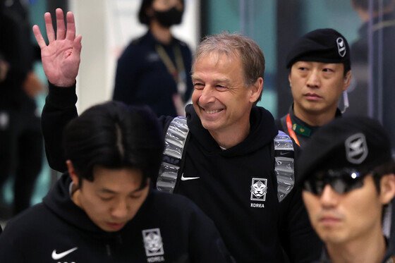 ‘웃으며 입국’ 클린스만 감독, 사퇴 요구 일축…“실패라고 생각 안 해”｜동아일보