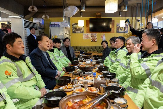 “헌신이 희생돼선 안돼”…尹, 설 연휴 첫날 환경공무관 떡국 조찬｜동아일보