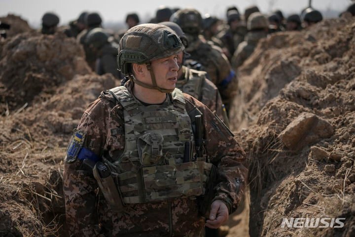 우크라 새 총사령관 “최우선 목표는 최전방 병력 순환과 첨단무기”｜동아일보