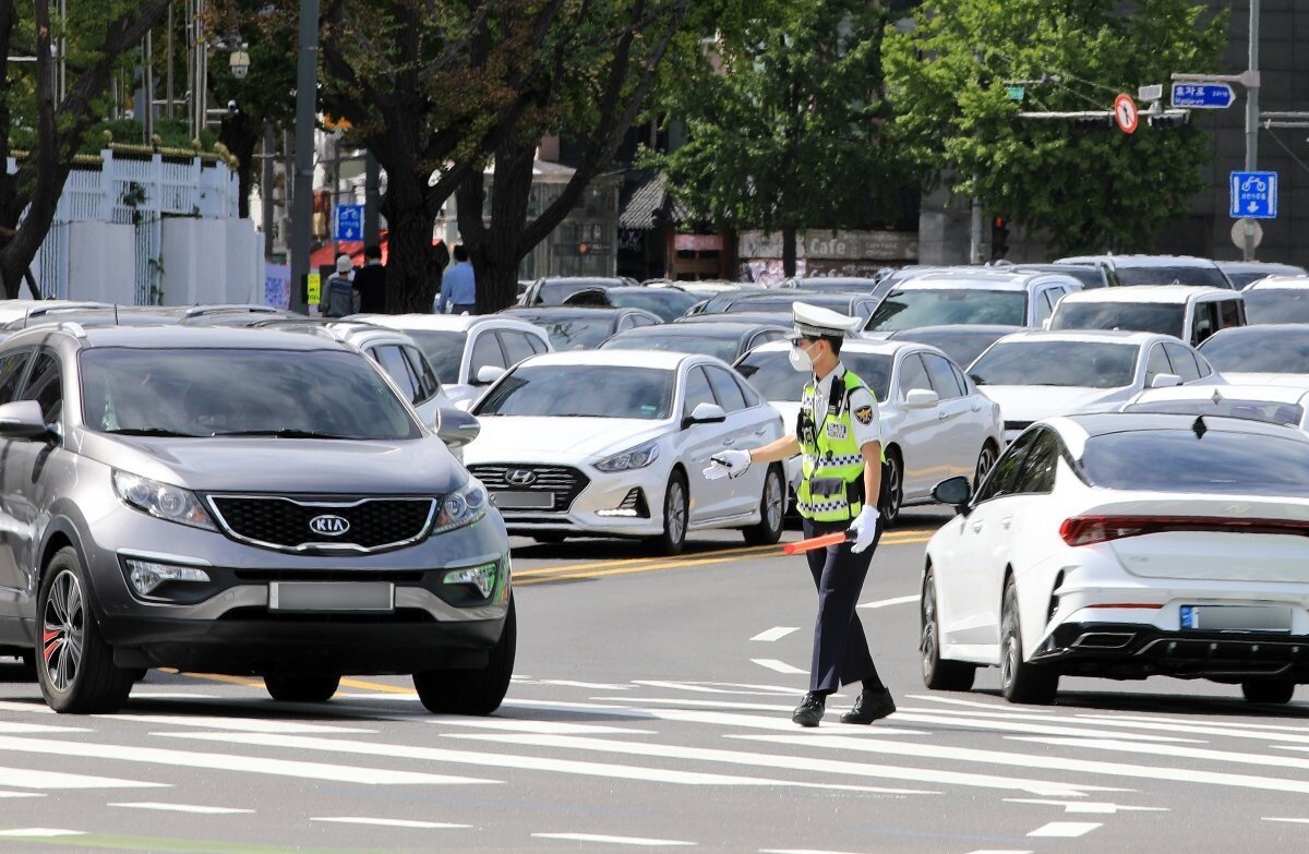 “설에 쉬지도 못하고 고생하신다”…경찰 밥값 몰래 계산한 남성｜동아일보