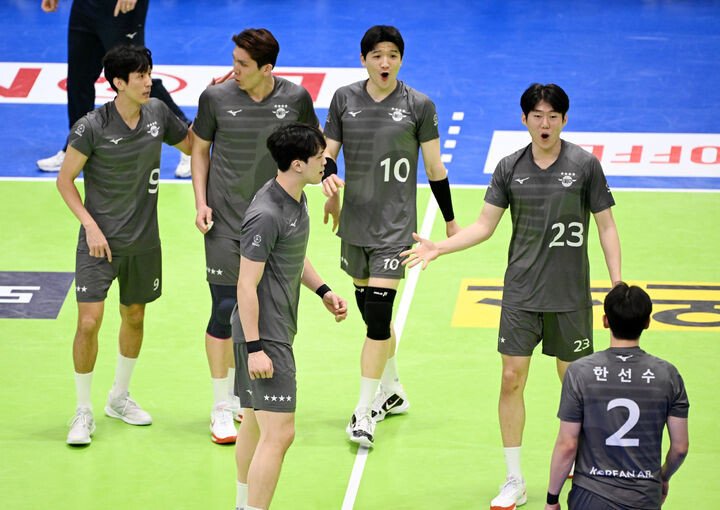 프로배구 대한항공, 3연승 질주…우리카드 밀어내고 1위 도약｜동아일보