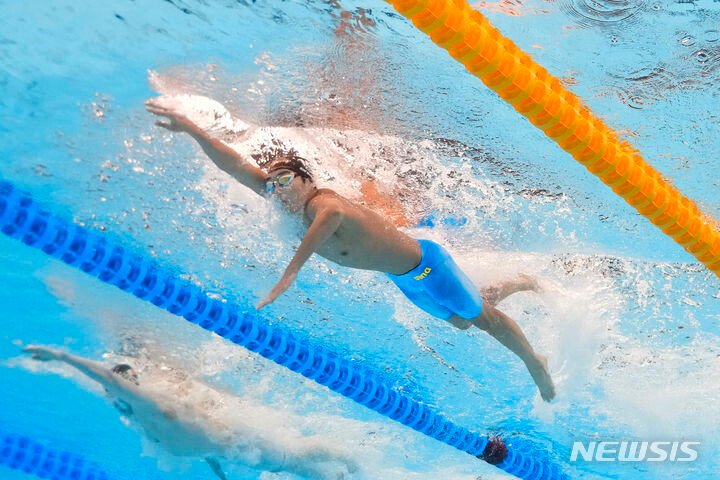 김우민, 세계수영 자유형 400m 예선 3위로 결승 진출｜동아일보