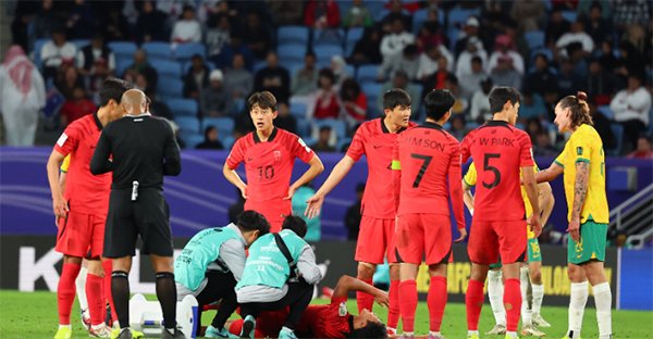 ‘호주의 살인 태클 당한’ 황희찬 “너무 아파서 욕까지 나와”