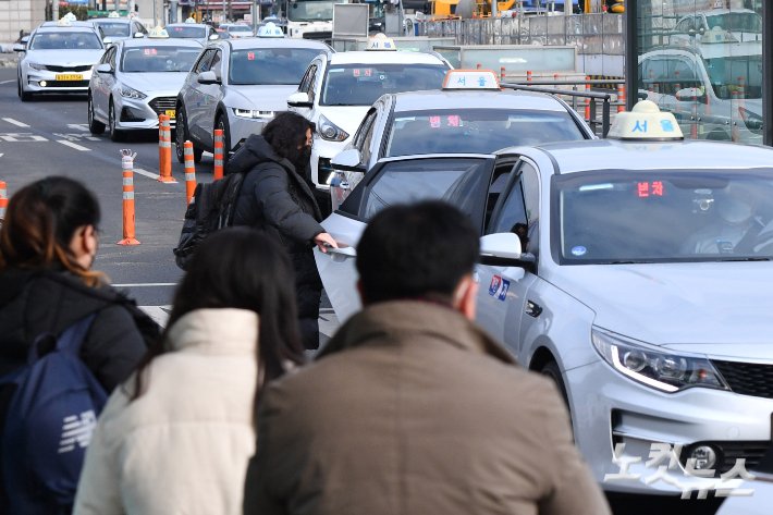 새벽에 대통령 관저 향한 택시 18대…경찰, 호출자 추적 중