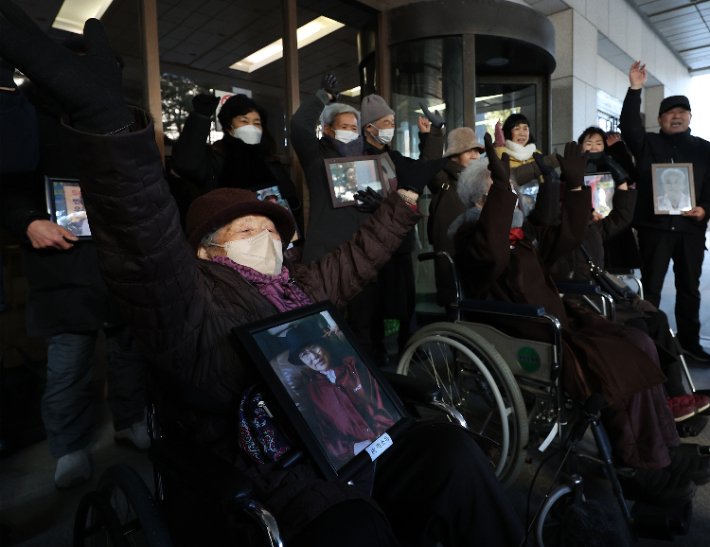 법원, 강제동원 일본 기업 ‘공탁금 담보 취소’ 결정